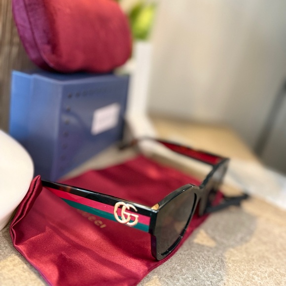 Gucci Black Sunglasses GG1550SK - Picture 1 of 10